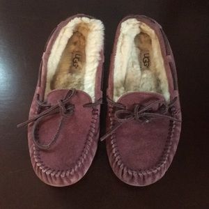 Excellent condition sz 6 Ugg Dakota slippers